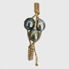 Load image into Gallery viewer, Pearl trio bracelet with white background