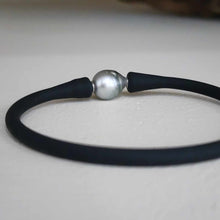 Load image into Gallery viewer, READY TO SHIP Unisex Civa Fiji Pearl Bracelet - Soft Stretch Rubber FJD$