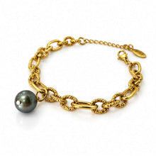 Load image into Gallery viewer, A gold chain bracelet featuring textured oval links and a single dark gray freshwater pearl pendant, displayed on a clean white background.