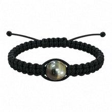 Load image into Gallery viewer, A black macrame bracelet featuring a central pearl, displayed on a clean white background.