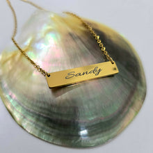 Load image into Gallery viewer, Gold necklace with 'Sandy' engraving on a shell