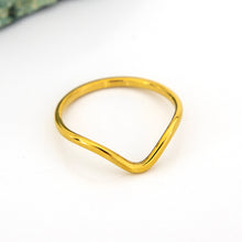 Load image into Gallery viewer, Gold ring with a wave design on a white background